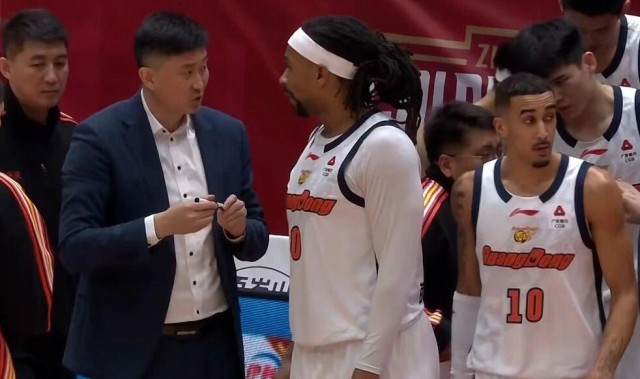 亚冠-央视直播！广东男篮再战上海，三国手缺阵内线劣势明显，凶多吉少